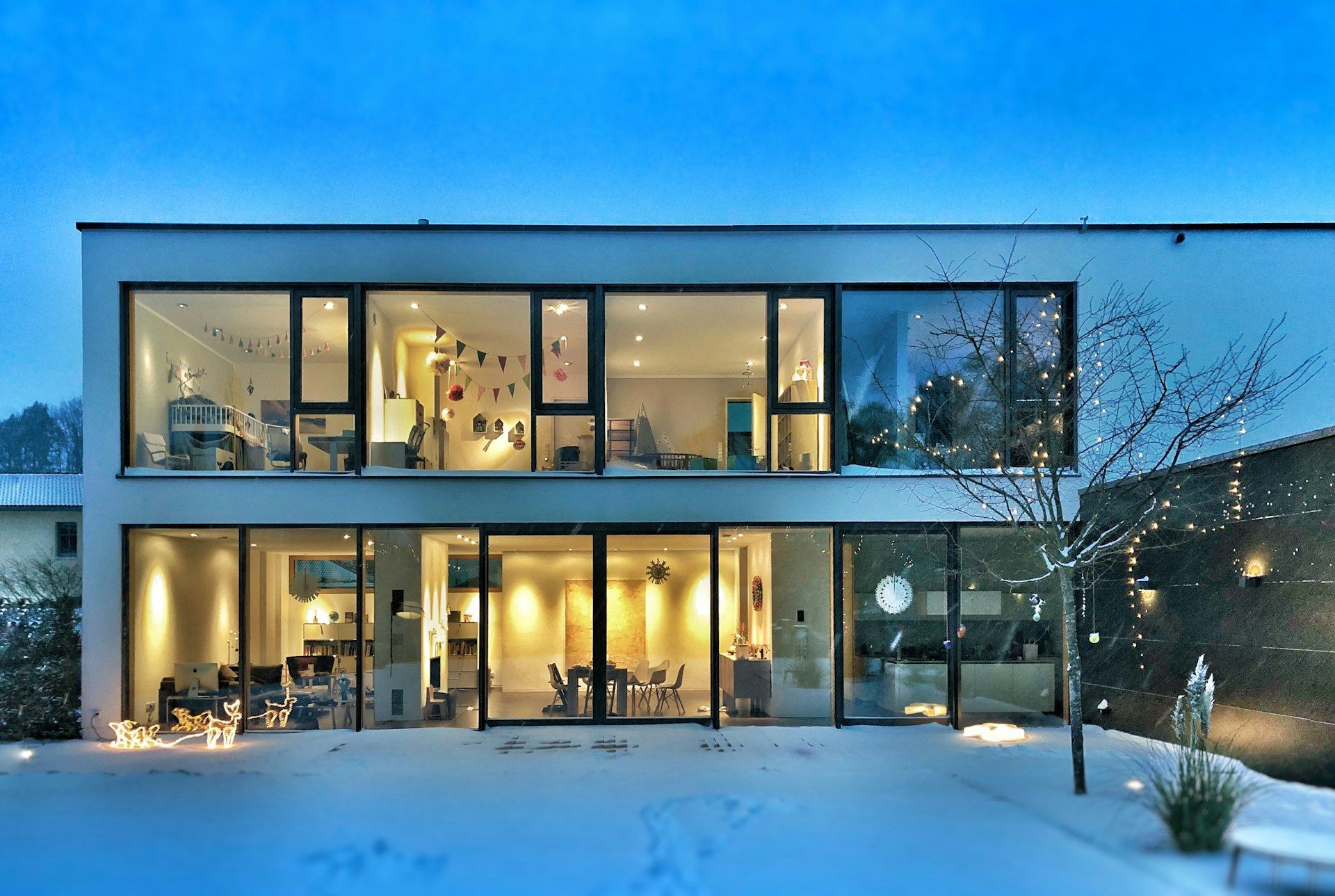 Casa moderna con grandi vetrate al tramonto