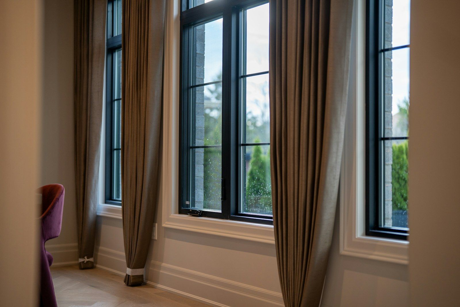 Interno elegante con grandi finestre e tende